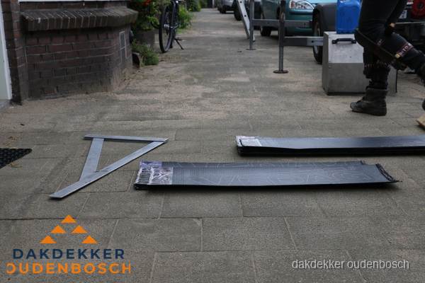 Dakbedekkingsmateriaal en zinkwerk klaargelegd voor reparatie in Oudenbosch Dakbedekkingsmateriaal en zinkwerk klaargelegd voor reparatie in Oudenbosch