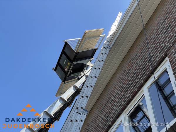Dakgoot vervangen met dakdekkerslift in Oudenbosch Dakgoot vervangen met dakdekkerslift in Oudenbosch