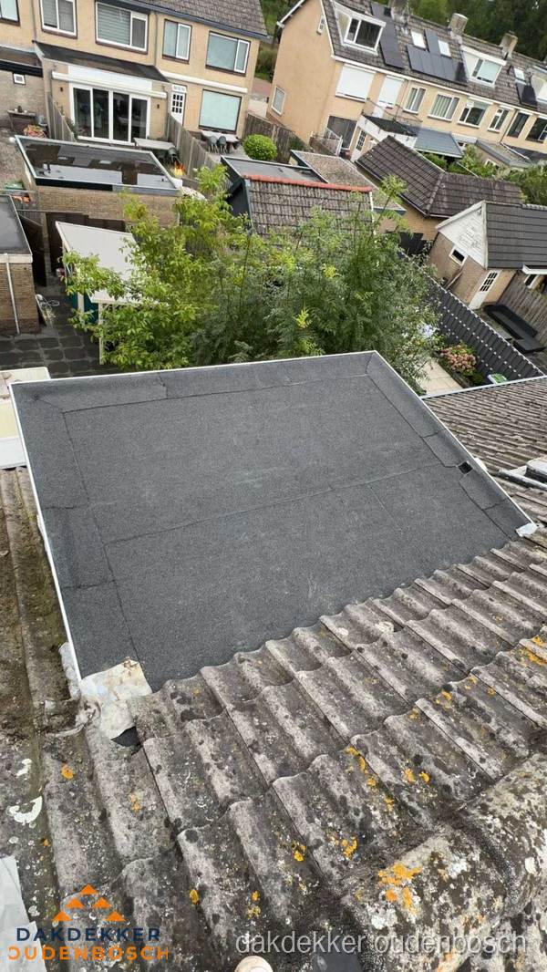 Plat dak aanbouw met bitumen dakbedekking in woonwijk Oudenbosch Plat dak aanbouw met bitumen dakbedekking in woonwijk Oudenbosch