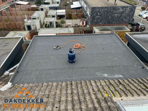 Dakrenovatie afgerond met nieuwe bitumen dakbedekking in Oudenbosch Dakrenovatie afgerond met nieuwe bitumen dakbedekking in Oudenbosch
