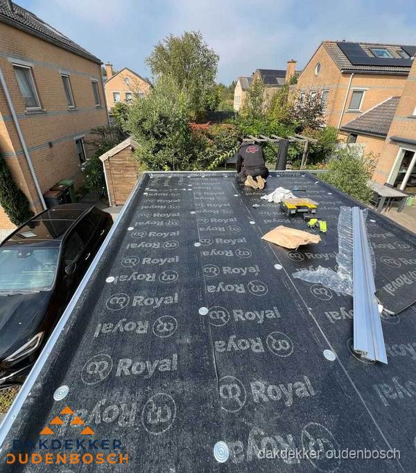 Dakdekker aan het werk op plat dak renovatie in Oudenbosch Dakdekker aan het werk op plat dak renovatie in Oudenbosch