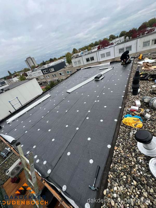 Dakleer vervangen op groot plat dak door dakdekker in Oudenbosch Dakleer vervangen op groot plat dak door dakdekker in Oudenbosch